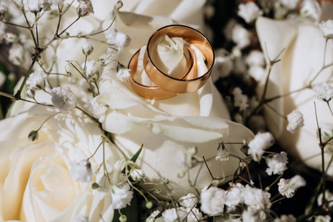 golden-wedding-rings-white-rose-from-wedding-bouquet-1.jpg